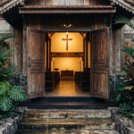Cara memilih gereja di Balikpapan — pintu masuk gereja terbuka dengan cahaya hangat di Kalimantan Timur