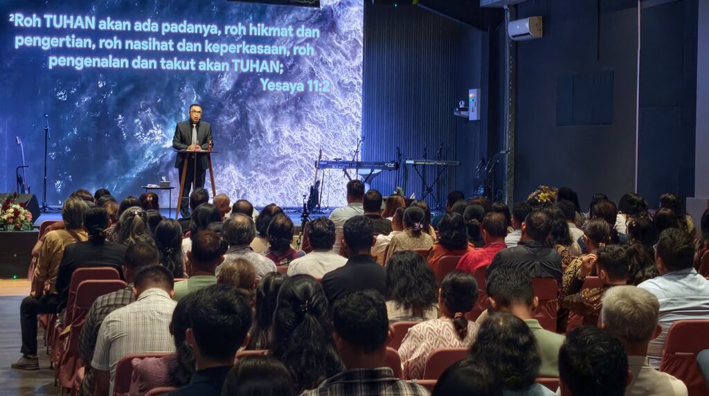 Ibadah Minggu di gereja Pentakosta GBIS Sangkakala Balikpapan, jemaat lintas generasi menyembah