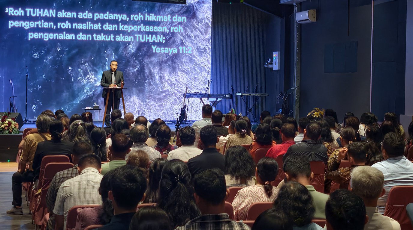 Ibadah Minggu di gereja Pentakosta GBIS Sangkakala Balikpapan, jemaat lintas generasi menyembah