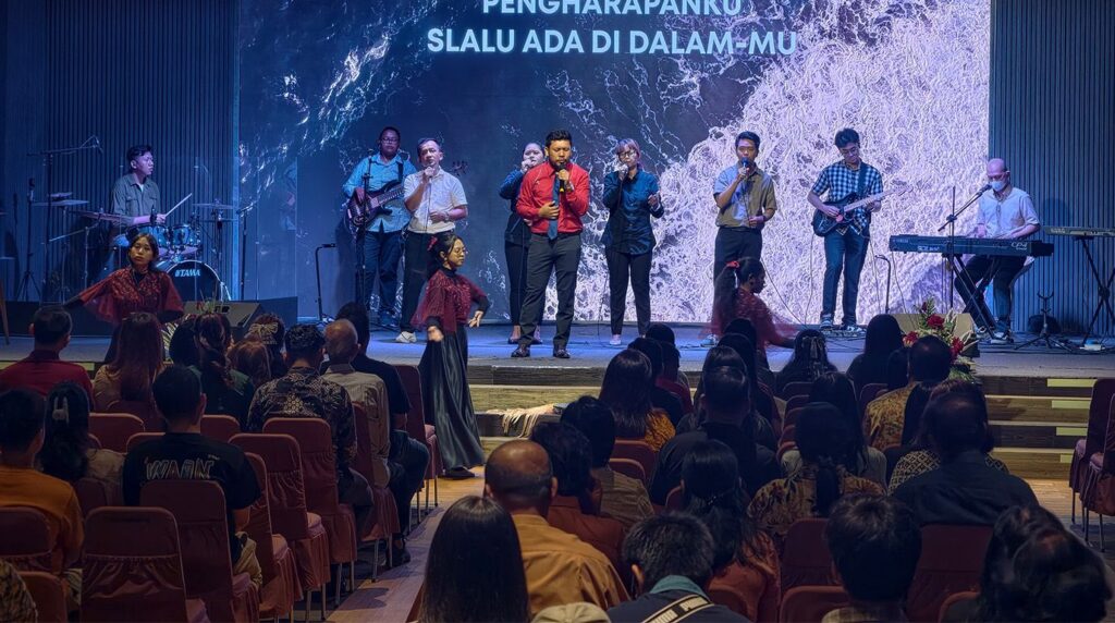 Rekomendasi gereja di Balikpapan, suasana ibadah Minggu GBIS Sangkakala bersama keluarga